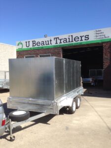 Enclosed tandem trailer